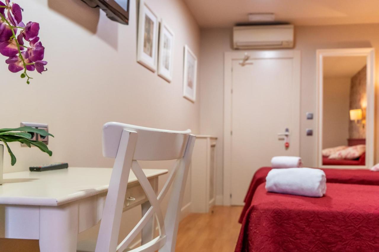 Hostal Matheu Madryt Zewnętrze zdjęcie